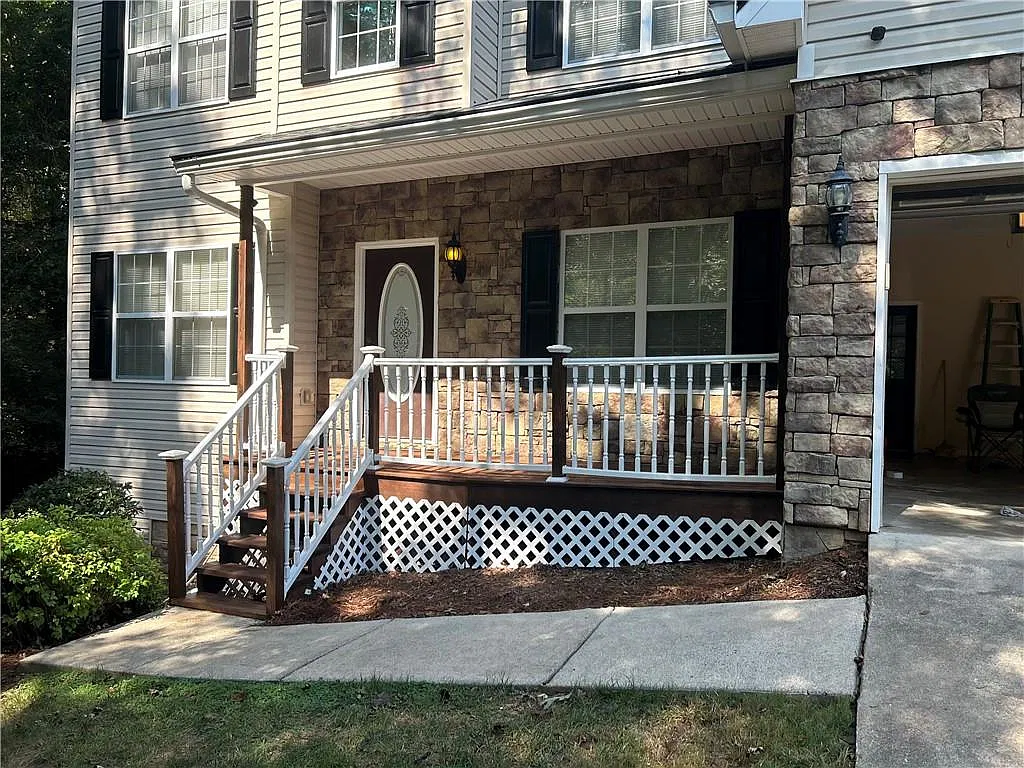 5 bed, 3.0 bath, 2762 sqft, $2,900 — Photo 2