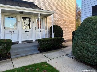 4810 Wilshire Ln #L10, Oakdale, NY 11769