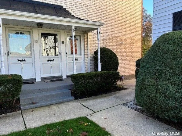 4810 Wilshire Lane #L10, Oakdale, NY 11769