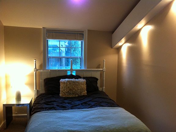 Small bedroom with closet fits queen size bed