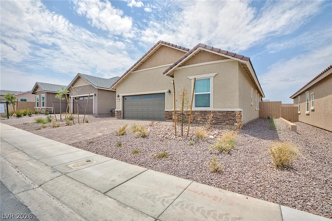 3 bed, 2.0 bath, 1641 sqft, $2,200 — Photo 1