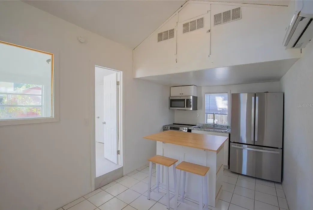 1 bed, 700 sqft, $1,200 — Photo 3