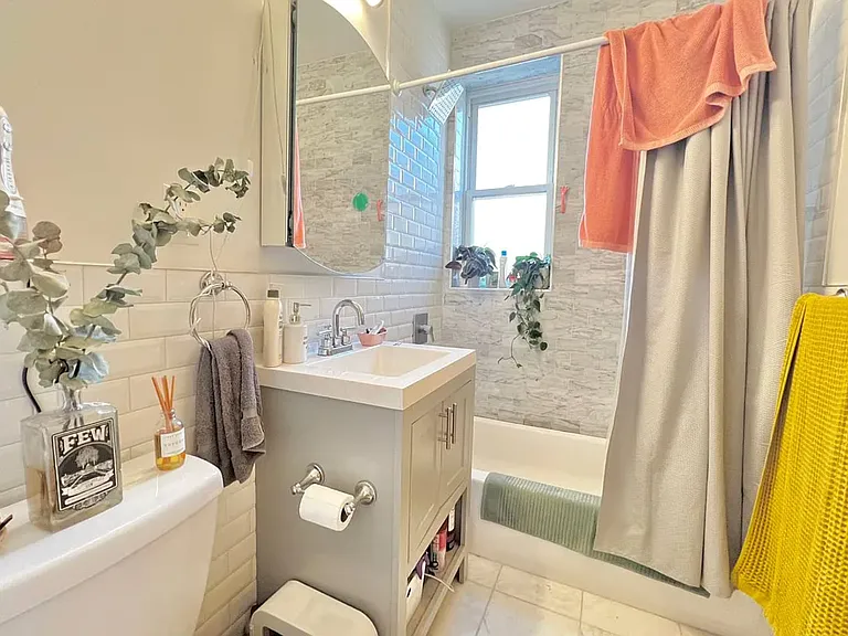 957 Seneca Ave #2B — Photo 3