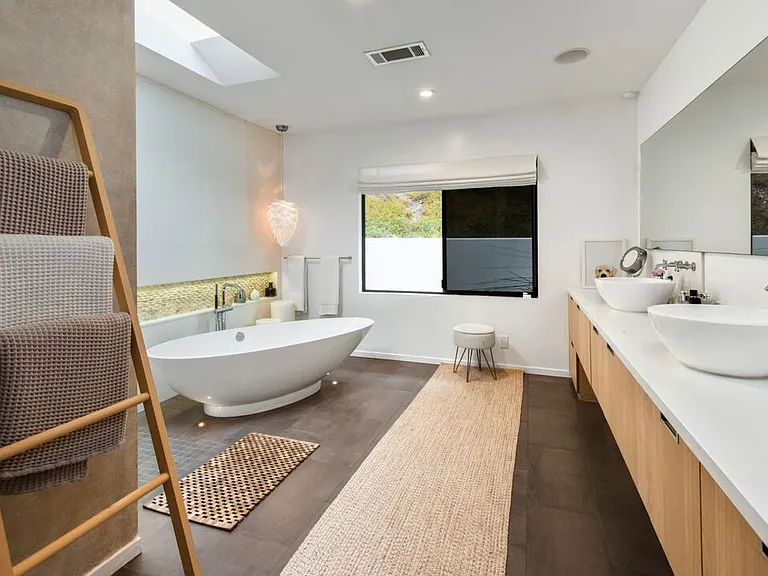 16957 Mooncrest Dr — Photo 14