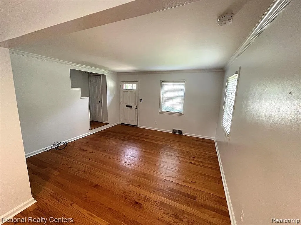 2 bed, 1.0 bath, 1206 sqft, $1,800 — Photo 2