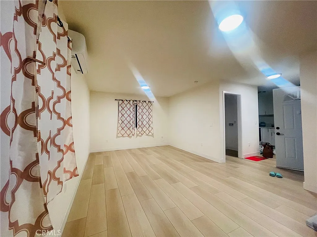 2 bed, 800 sqft, $3,350 — Photo 2