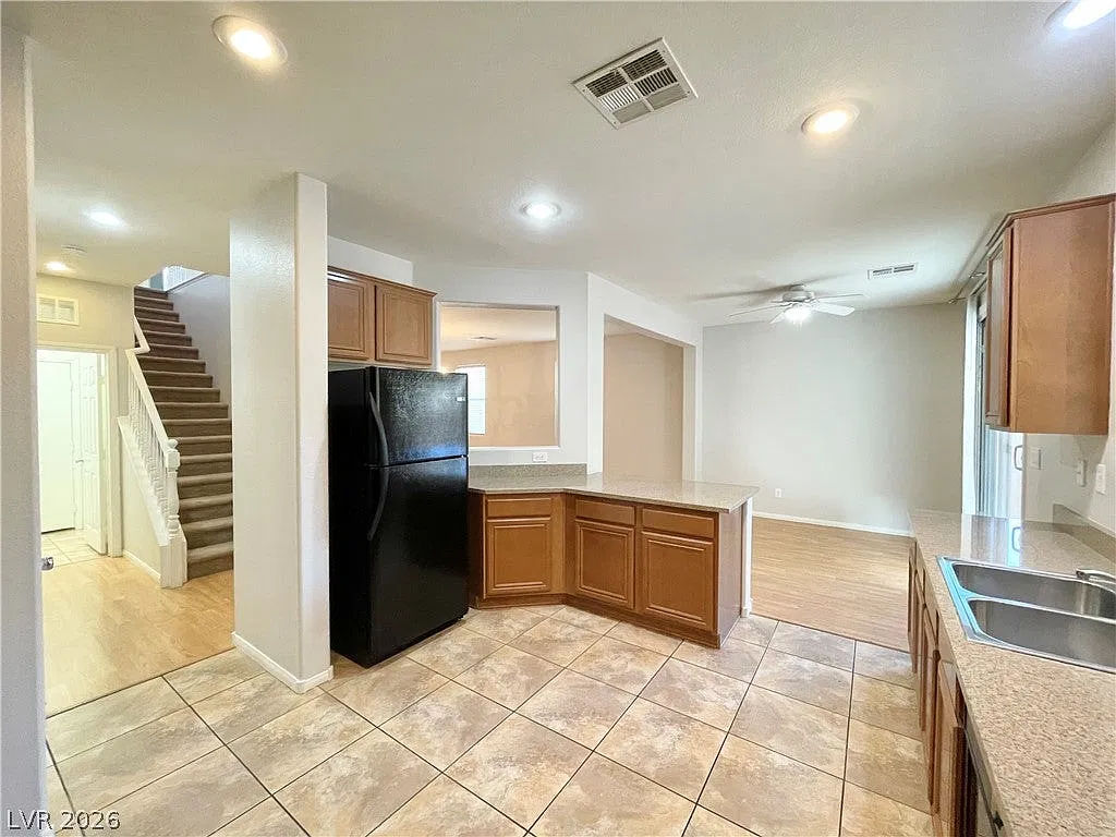 3 bed, 2.5 bath, 1661 sqft, $1,995 — Photo 3