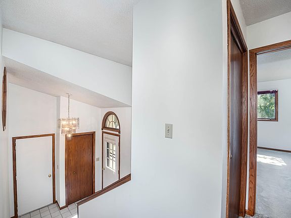 4th image of 806 W Circle Dr