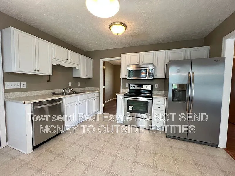 3 bed, 2.5 bath, 1650 sqft, $1,645 — Photo 4