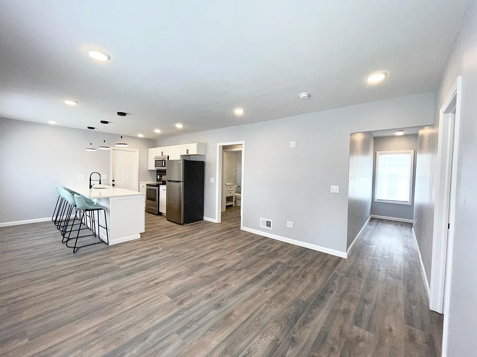 3 bed, 1156 sqft, $2,100 — Photo 4