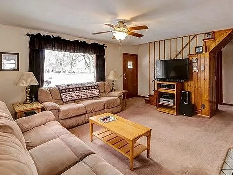 1202 Cambridge Dr — Photo 2