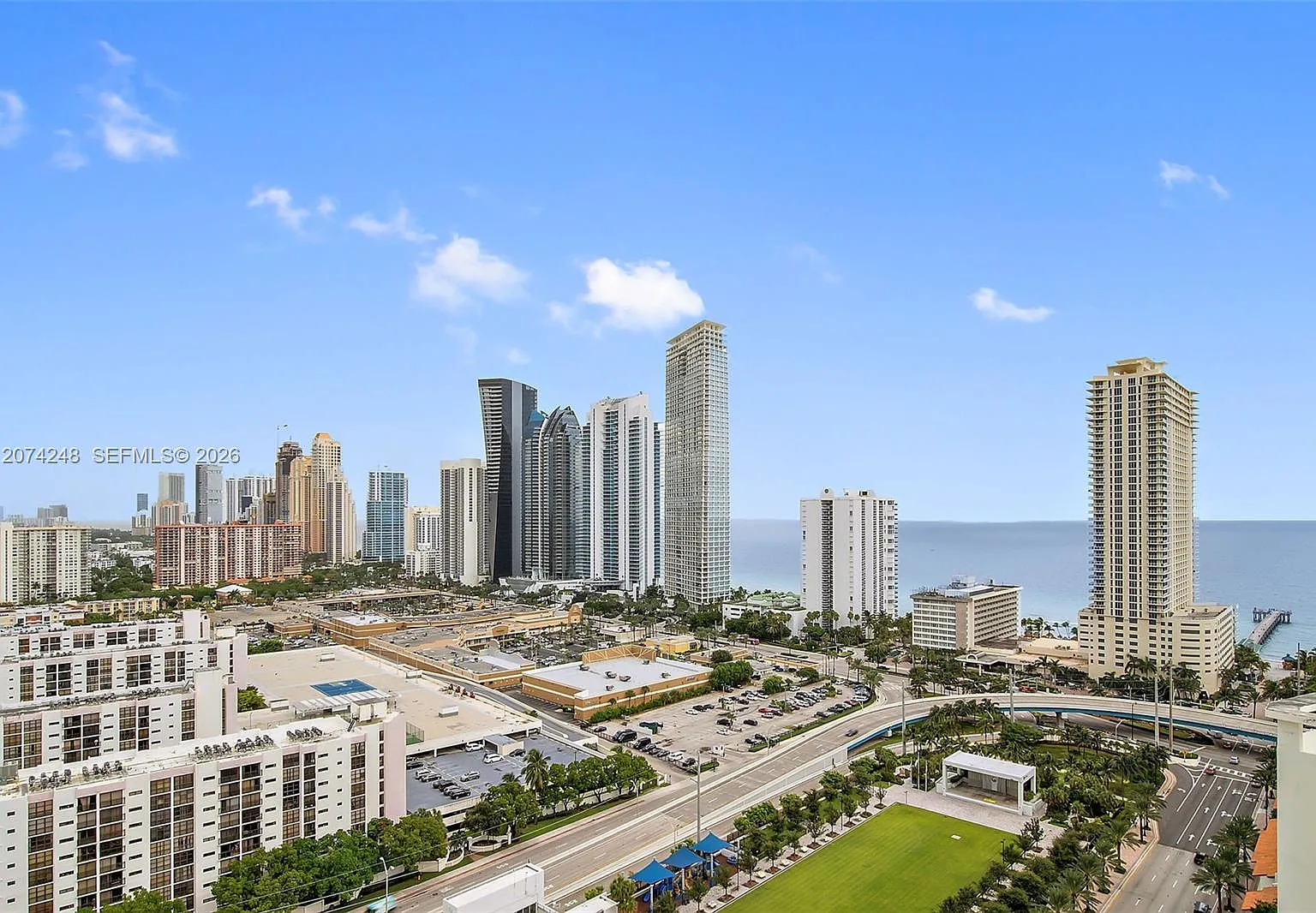 Parque Towers Condo — Photo 1