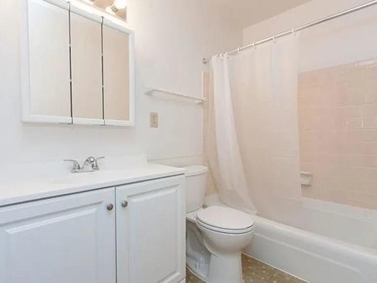 2400 Northwestern Ave — Photo 16