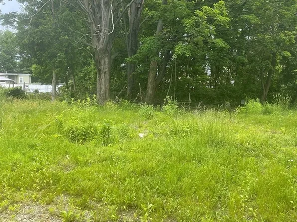 4 Tamarack St, Lowell, MA 01851