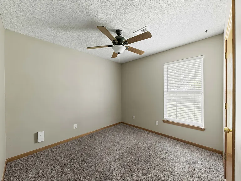 948 N Pine St — Photo 20