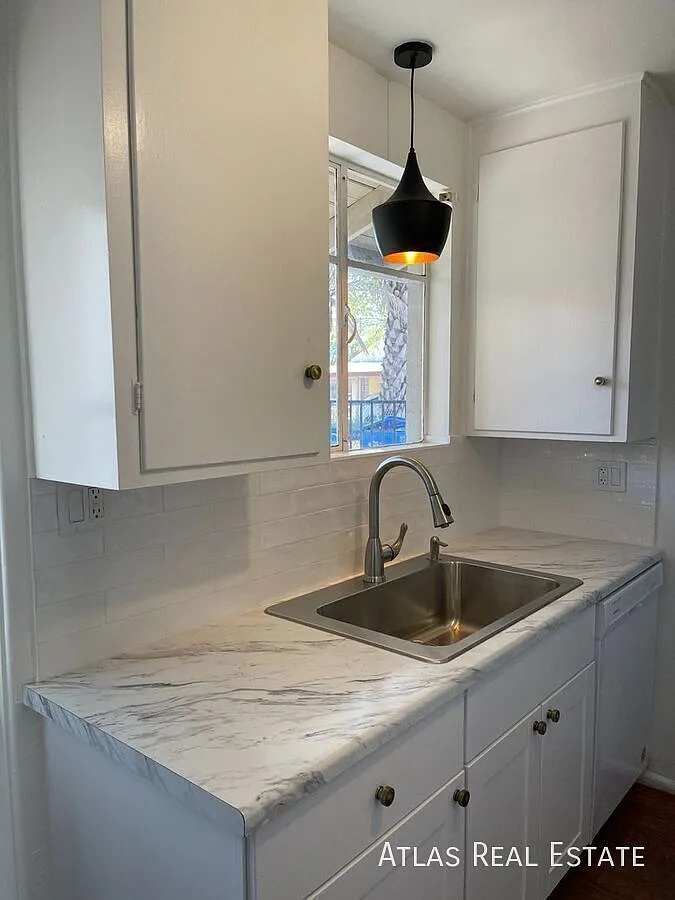 Spacious One Bedroom in the Coronado District — Photo 1