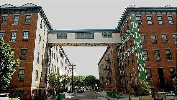 340 Monmouth St — Photo 1