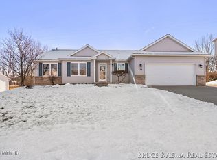 236 Glendale Dr NE, Rockford, MI 49341