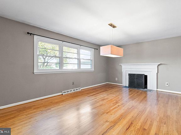 3rd image of 2614 Longfellow Dr