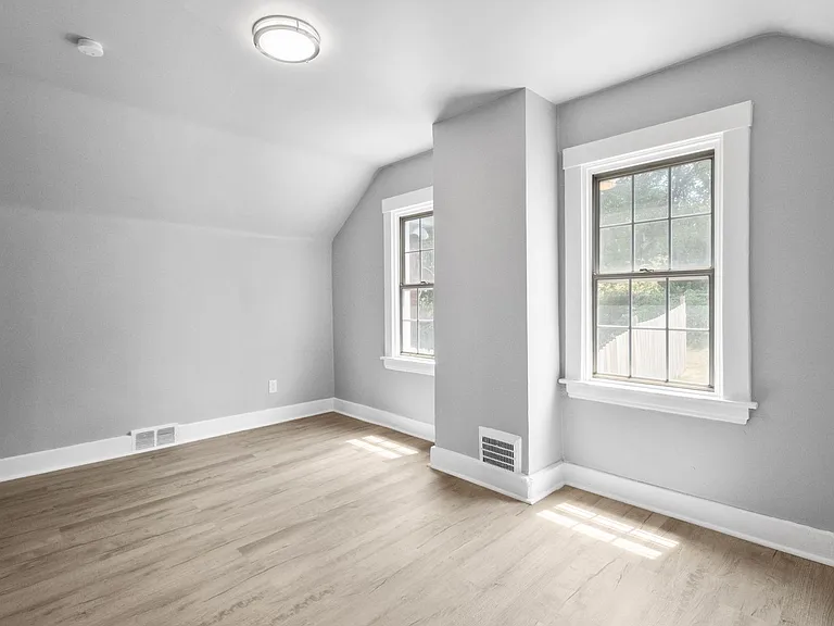 1712 Amanda St — Photo 11