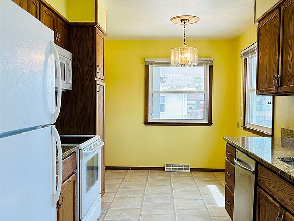 5th image of 810 E Hermosa Dr