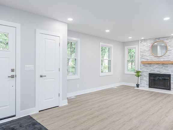 4th image of 806 Notre Dame St