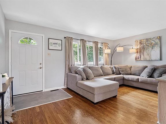 4th image of 5 Garnier Ct