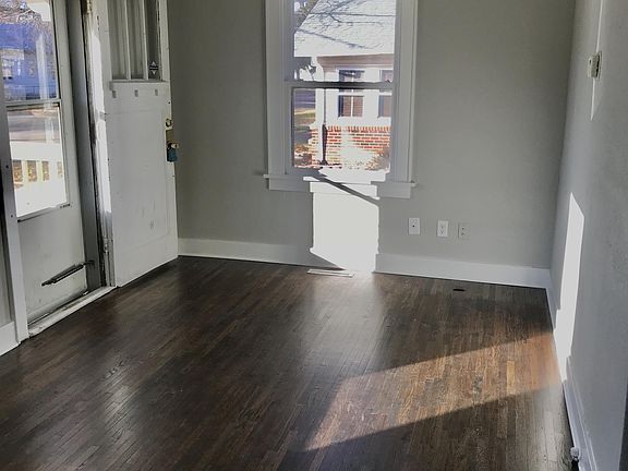 nice size living room, beautiful original hardwood floors.