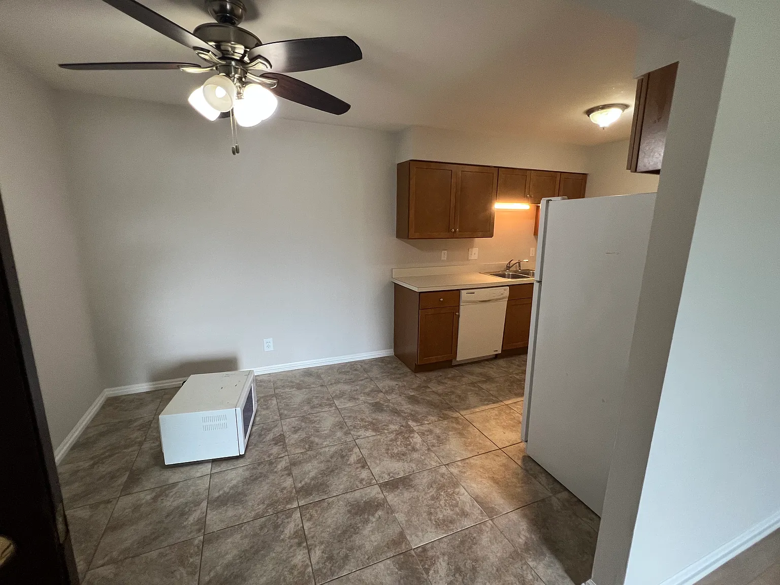 2 bed, 900 sqft, $1,400 — Photo 4