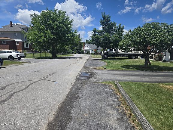 4th image of 307 Ash St