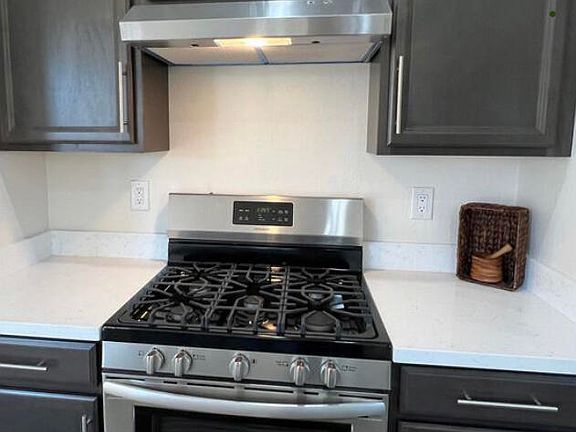 4th image of 253 E 5th Ave