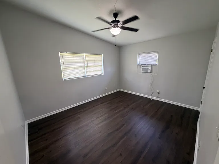 1720 Miller Ave — Photo 11