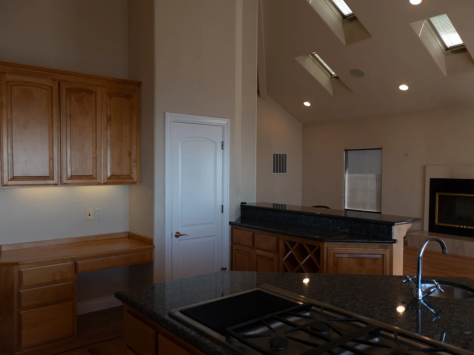 3 bed, 2.5 bath, 3700 sqft, $7,900 — Photo 4