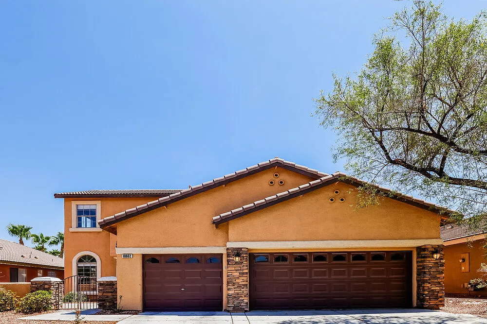 4 bed, 3.0 bath, 2724 sqft, $2,715 — Photo 1
