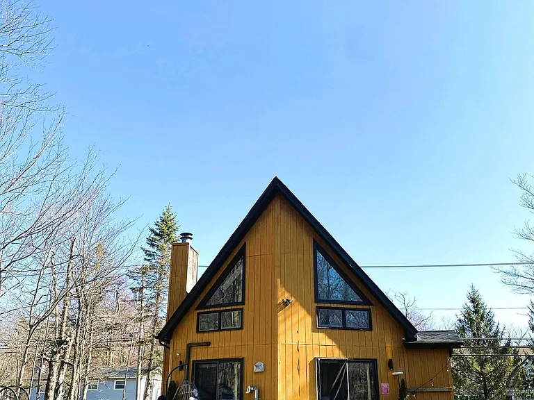 9026 Idlewild Dr — Photo 2