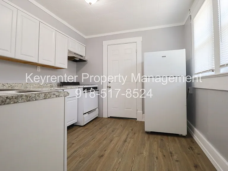 E 4th Street Duplex — Photo 8