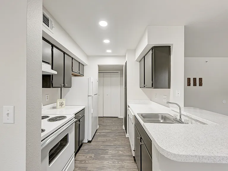 Arrowhead Park Apartments — Photo 1