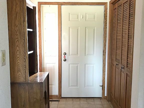 Entryway with closet