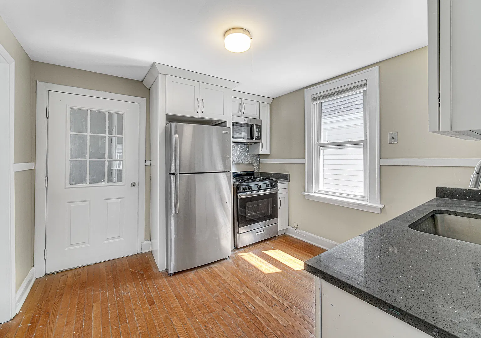 2 bed, 709 sqft, $1,800 — Photo 3