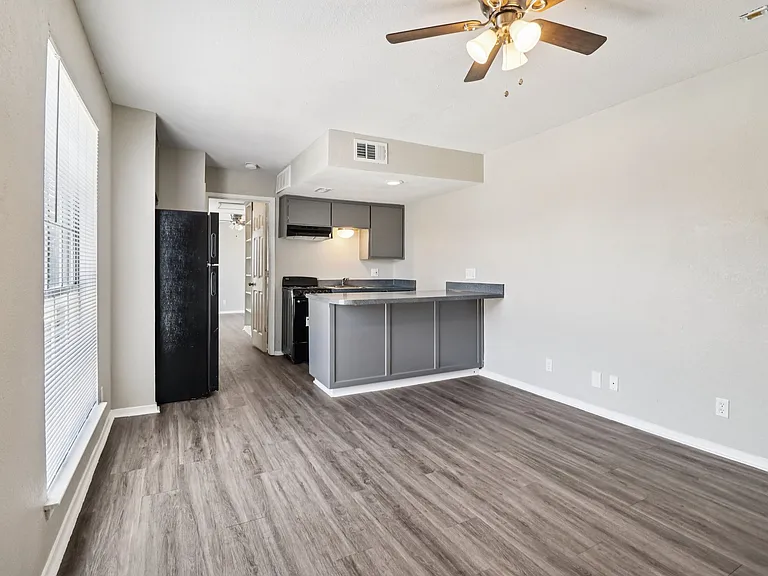 Oak Tree Apartments — Photo 13