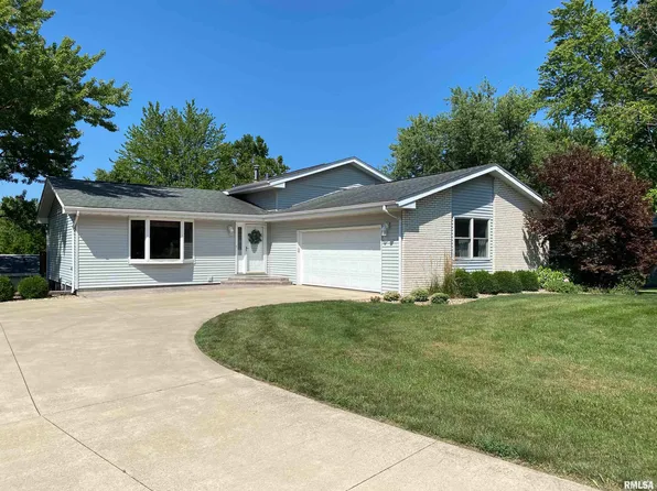 202 Elm Cir, Eureka, IL 61530