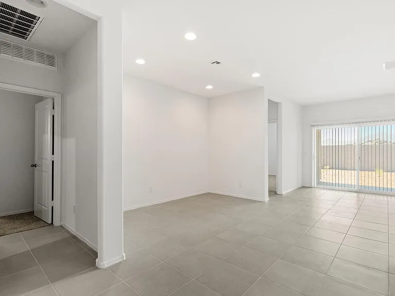 10427 W Parkway Dr — Photo 11