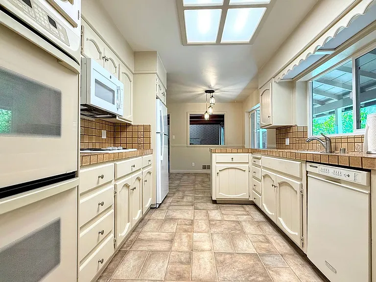 1711 Cabana Dr — Photo 9