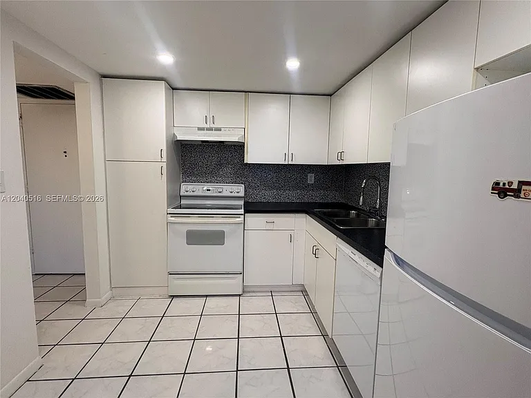 2741 Taft St #211 — Photo 3