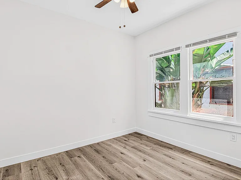 1045 E 4th Street — Photo 29