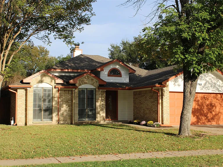 703 Meadow Creek Dr — Photo 2