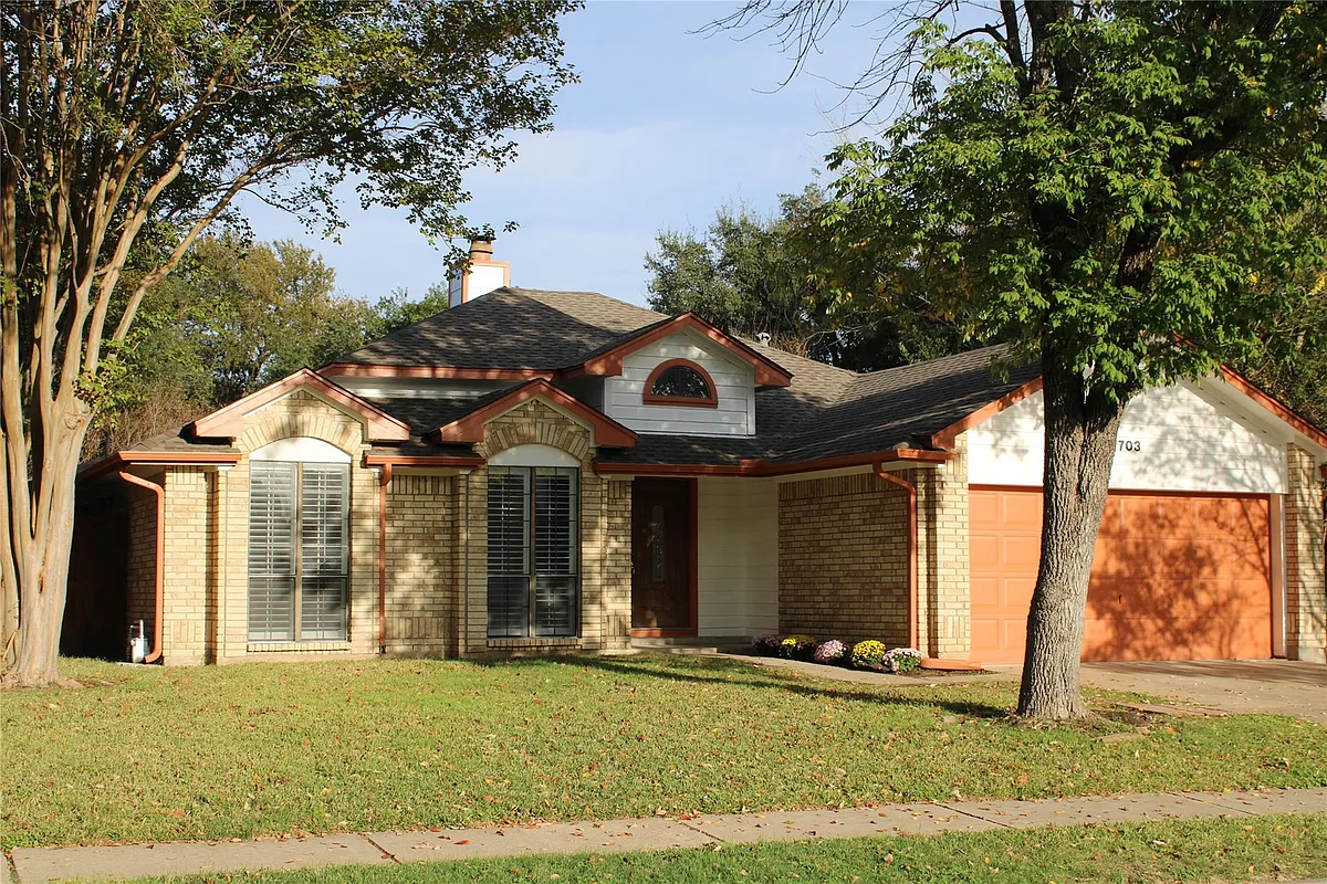 Building Photo - 703 Meadow Creek Dr
