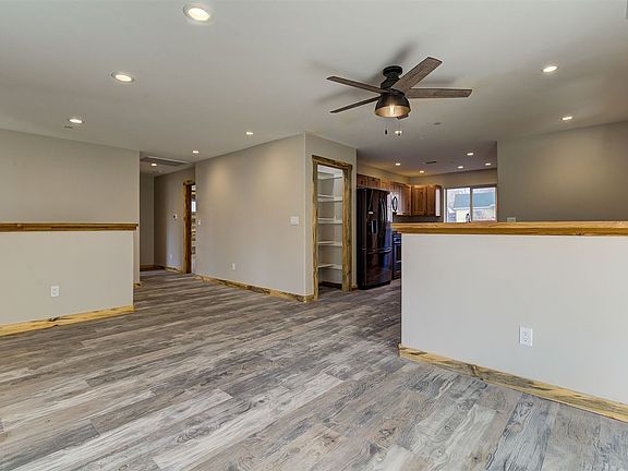 5th image of 541 Broadway Ave