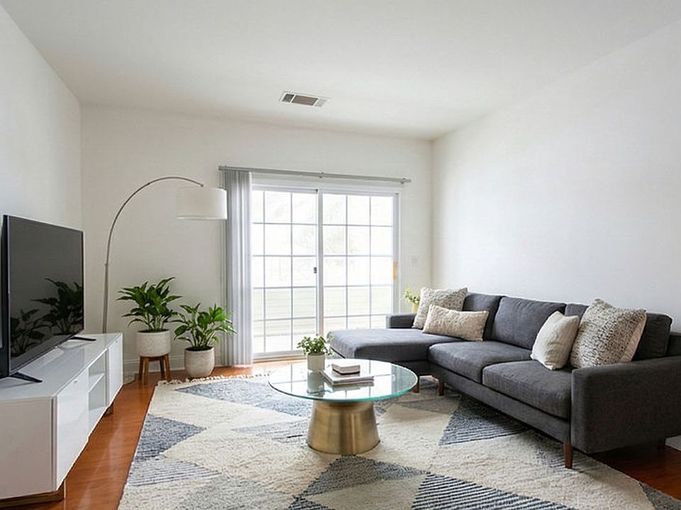 Living room (Virtually Staged)