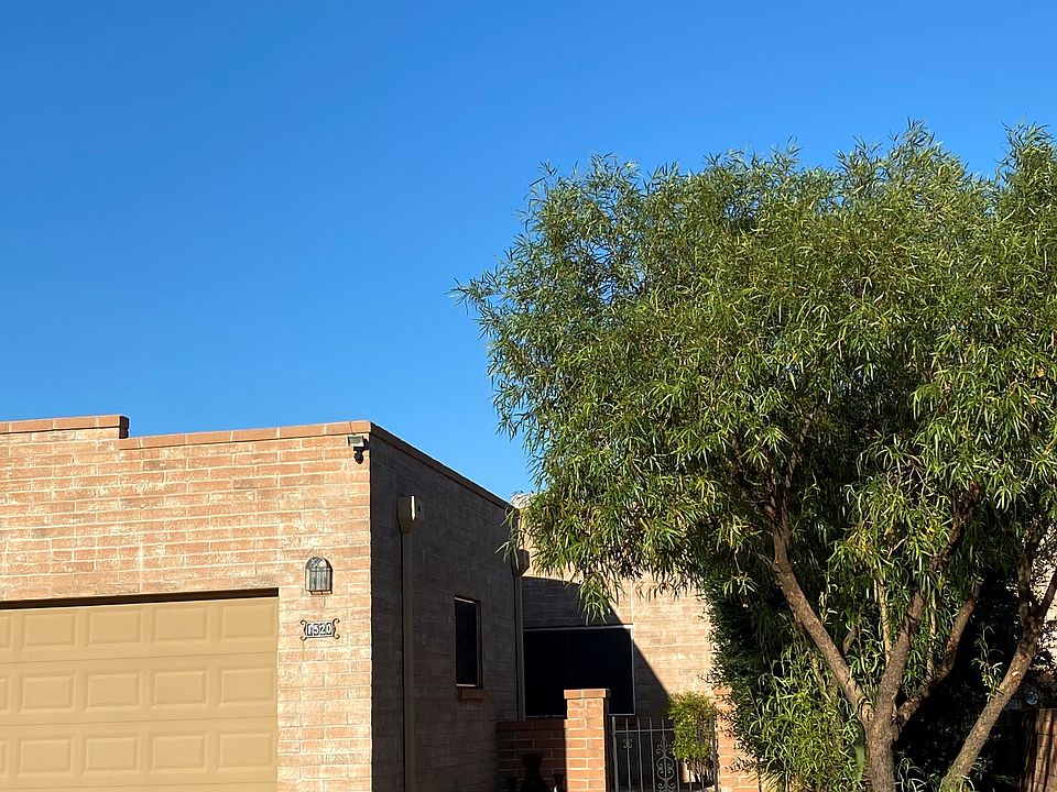 2 Car Garage, enclosed front courtyard